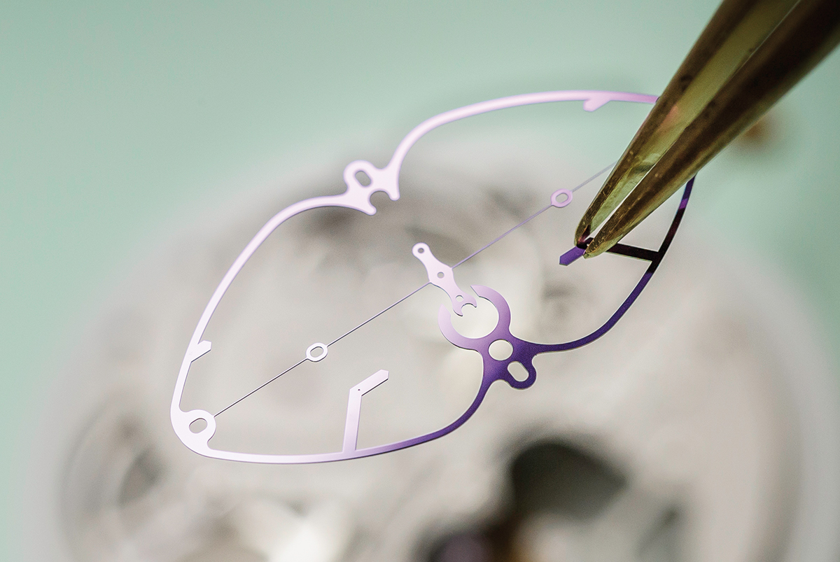 Girard-Perregaux спусковое лезвие толщиной 0,14 мм использовано в часах Constant Escapement LM